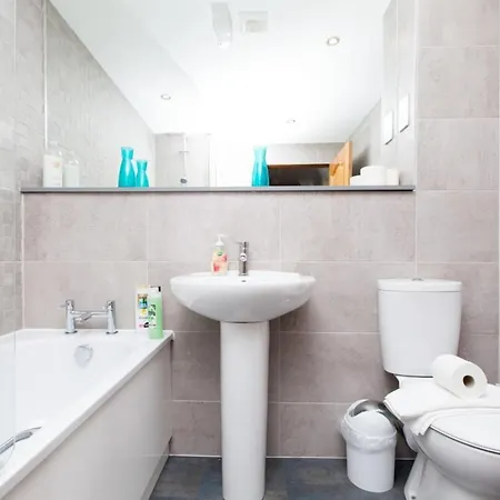 Beautiful 2 Bedroom Flat In Converted Distillery Apartamento