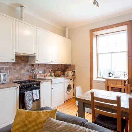 Spacious Traditional 3 Bedroom Flat In New Town Edinburgh