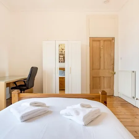 Spacious Traditional 3 Bedroom Flat In New Town
