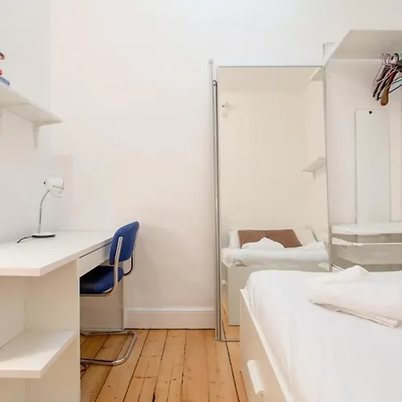 Spacious Traditional 3 Bedroom Flat In New Town *