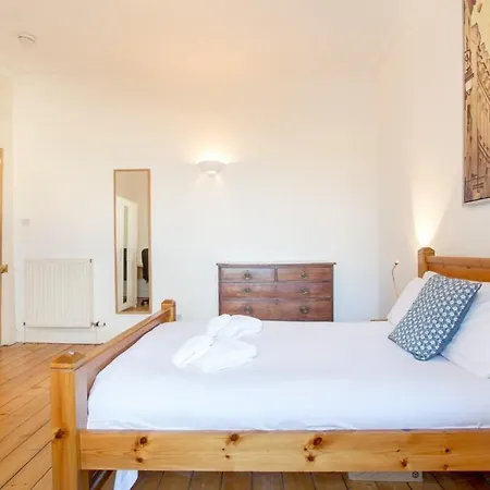 Spacious Traditional 3 Bedroom Flat In New Town Appartement