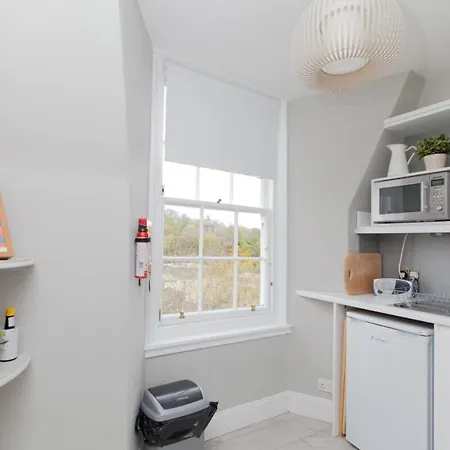 Bright Central Flat - With Stunning Views * Edinburgh