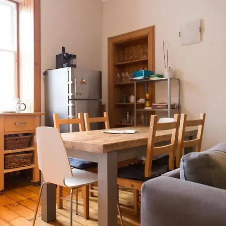 Spacious Traditional 3 Bedroom Flat In New Town *