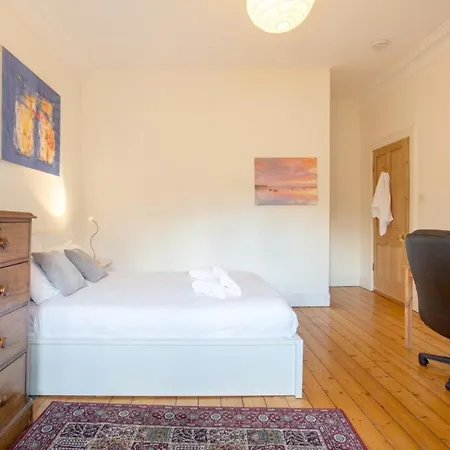 Spacious Traditional 3 Bedroom Flat In New Town *