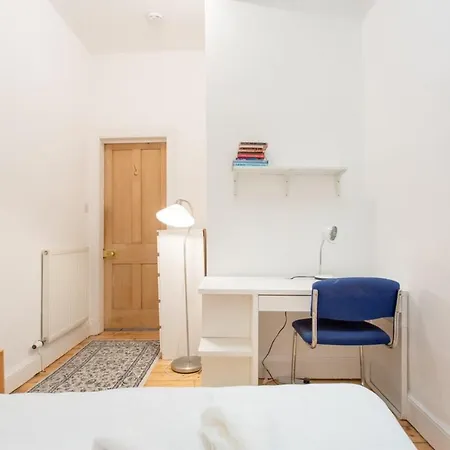 Spacious Traditional 3 Bedroom Flat In New Town Appartement *
