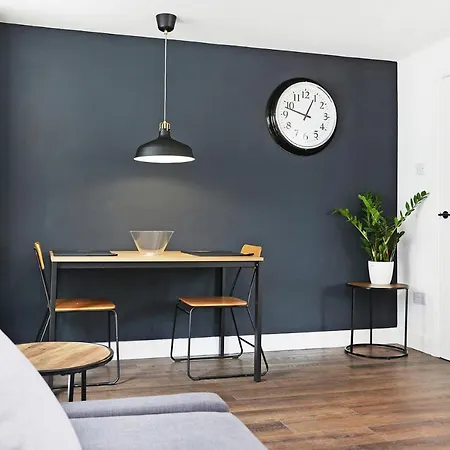 Joivy Contemporary Royal Mile With Balcony