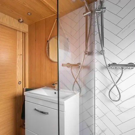 - Houseboats Botel Edimburgo