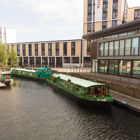 - Houseboats