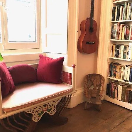 With Parking, Original Art And Antiques Apartmán