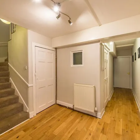 5 Bedrooms Central شقة