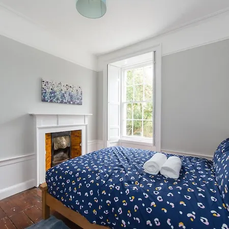 5 Bedrooms Central شقة *