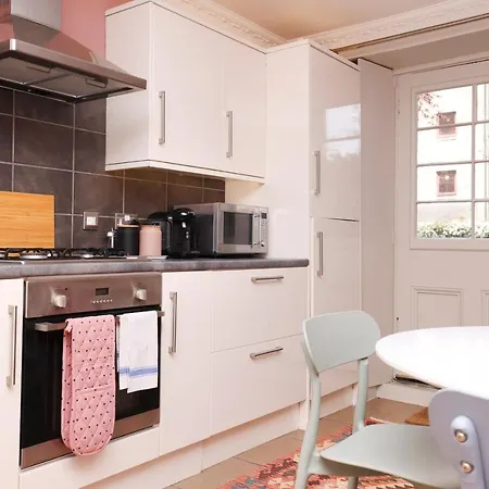 Altido Stunning 1-bed Maisonette In The New Town *