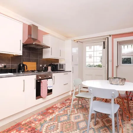 Altido Stunning 1-bed Maisonette In The New Town Edynburg