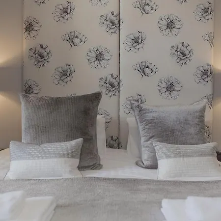 The Edinburgh Address - Castle View Apartment