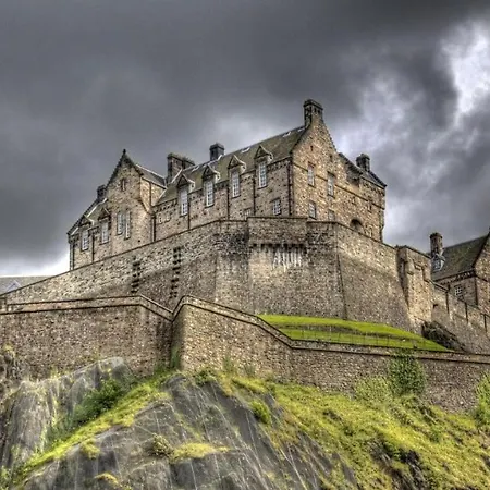 Lauriston Roomz Hotel