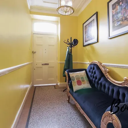 Georgian West End Main Door 2br-1ba, Near Eicc By Bonjour Residences דירה