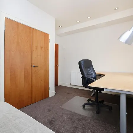 Joivy Spacious 2 Bed,2 Bath Flat, Free Parking And Rooftop Terrace * Edimburgo