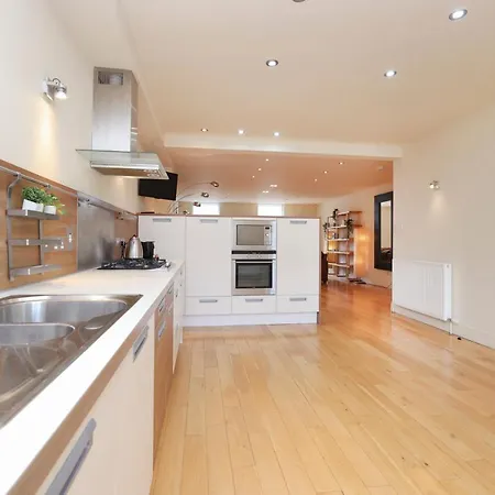 Joivy Spacious 2 Bed,2 Bath Flat, Free Parking And Rooftop Terrace * Edimburgo