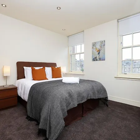 Joivy Spacious 2 Bed,2 Bath Flat, Free Parking And Rooftop Terrace Edinburgh