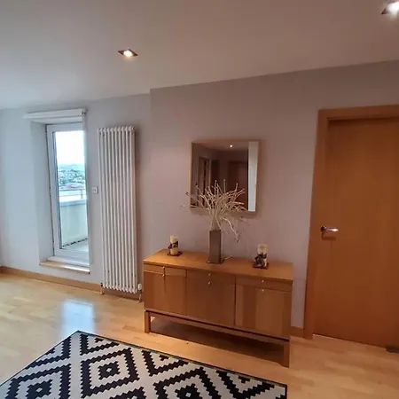 2 Bed Aprtmt- Waterfront, 5 Beds, Parking *