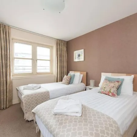 شقة Royal Mile & Arthur's Seat Apt With Private Parking إدنبرة