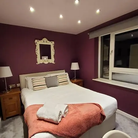 4 Separate Beds, Sleeps 6, Beautiful 2 Bed Apt * 爱丁堡