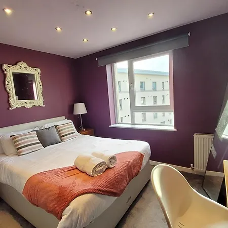 4 Separate Beds, Sleeps 6, Beautiful 2 Bed Apt 公寓 *