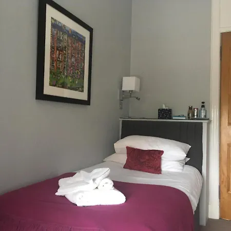 The Conifers בית הארחה