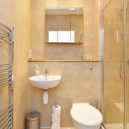 By The Meadows, Close To Centre 아파트