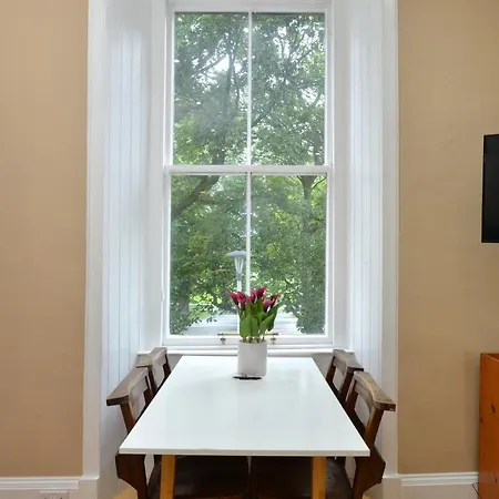 By The Meadows, Close To Centre 아파트