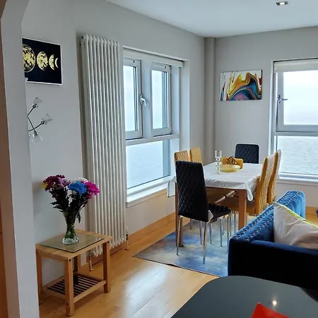 2 Bed Aprtmt- Waterfront, 5 Beds, Parking Διαμέρισμα *