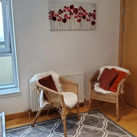 2 Bed Aprtmt- Waterfront, 5 Beds, Parking Διαμέρισμα