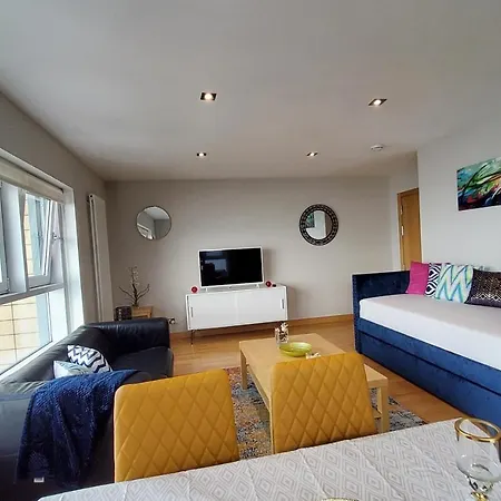 2 Bed Aprtmt- Waterfront, 5 Beds, Parking