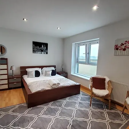 Appartement 2 Bed Aprtmt- Waterfront, 5 Beds, Parking