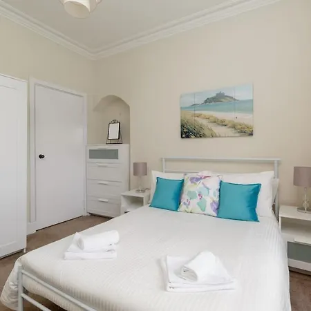 Spacious And Homely One Bedroom Flat In דירה