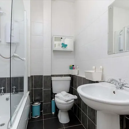 Spacious And Homely One Bedroom Flat In * אדינבורו