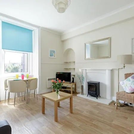 Spacious And Homely One Bedroom Flat In *