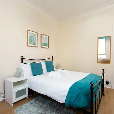Homely 1 Bedroom Flat Near Haymarket Station *