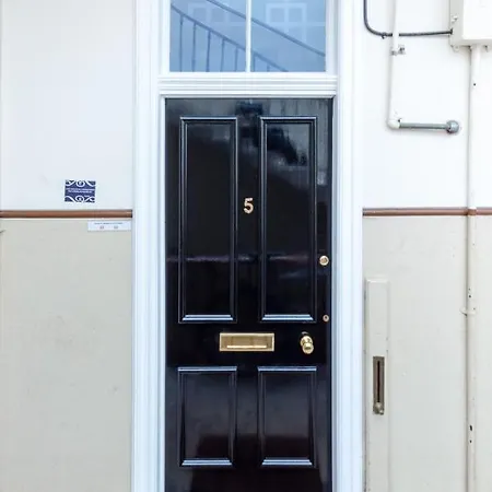 Beautiful Center 1 Bed With Park View 아파트 *