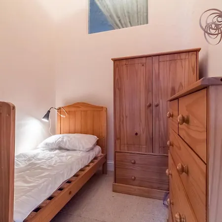 Daire Spacious And Bright Property, In Chic Morningside! Sleeps Up To 6 Guests Edinburgh