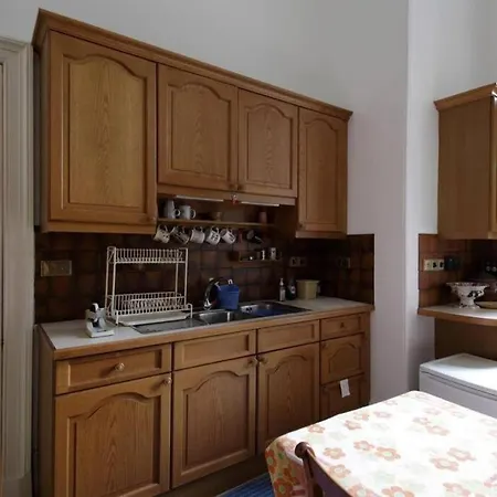 Quirky, West End, House شقة *