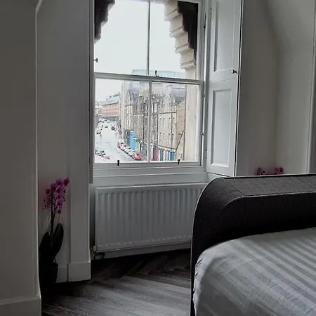 Castle Terrace 1 Bed Looking Onto Castle - Sleeps Upto 4 *