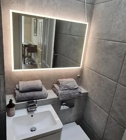 Castle Terrace 1 Bed Looking Onto Castle - Sleeps Upto 4 *