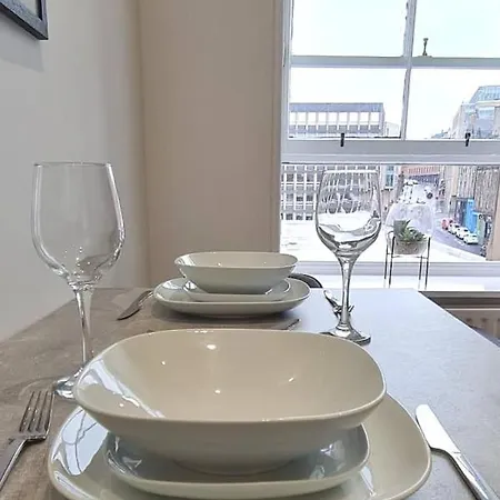 Castle Terrace 1 Bed Looking Onto Castle - Sleeps Upto 4 شقة إدنبرة