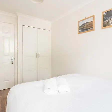 Lovely 2 Bedroom Flat With Free Parking And Garden