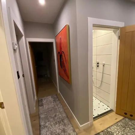 Lovely 3 Bed With Jacuzzi, Close To Airport, Driveway, Wifi Lejlighed