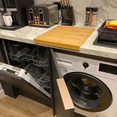 Apartmán Lovely 3 Bed With Jacuzzi, Close To Airport, Driveway, Wifi *