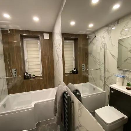 Lovely 3 Bed With Jacuzzi, Close To Airport, Driveway, Wifi * Edinburgh