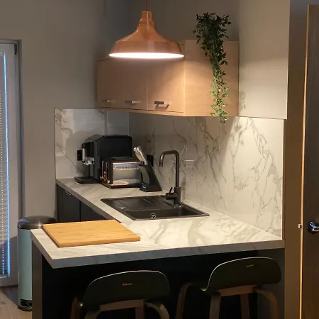 Lovely 3 Bed With Jacuzzi, Close To Airport, Driveway, Wifi Apartment Edinburgh