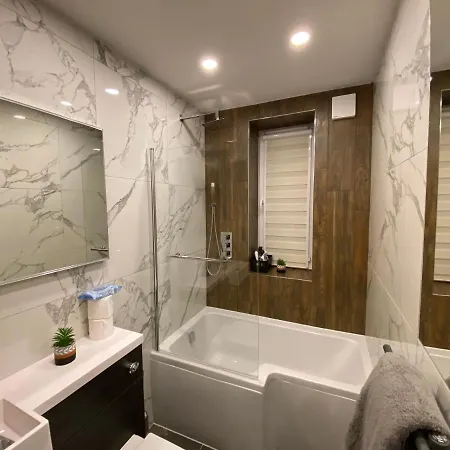 Apartmán Lovely 3 Bed With Jacuzzi, Close To Airport, Driveway, Wifi Edinburgh